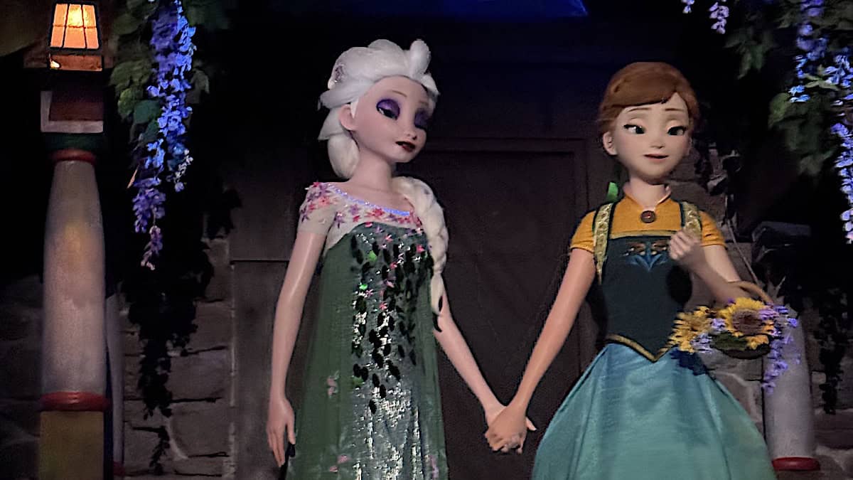 Elsa's animatronic figure with eyes stuck looking to one side during Let It Go at Frozen Ever After