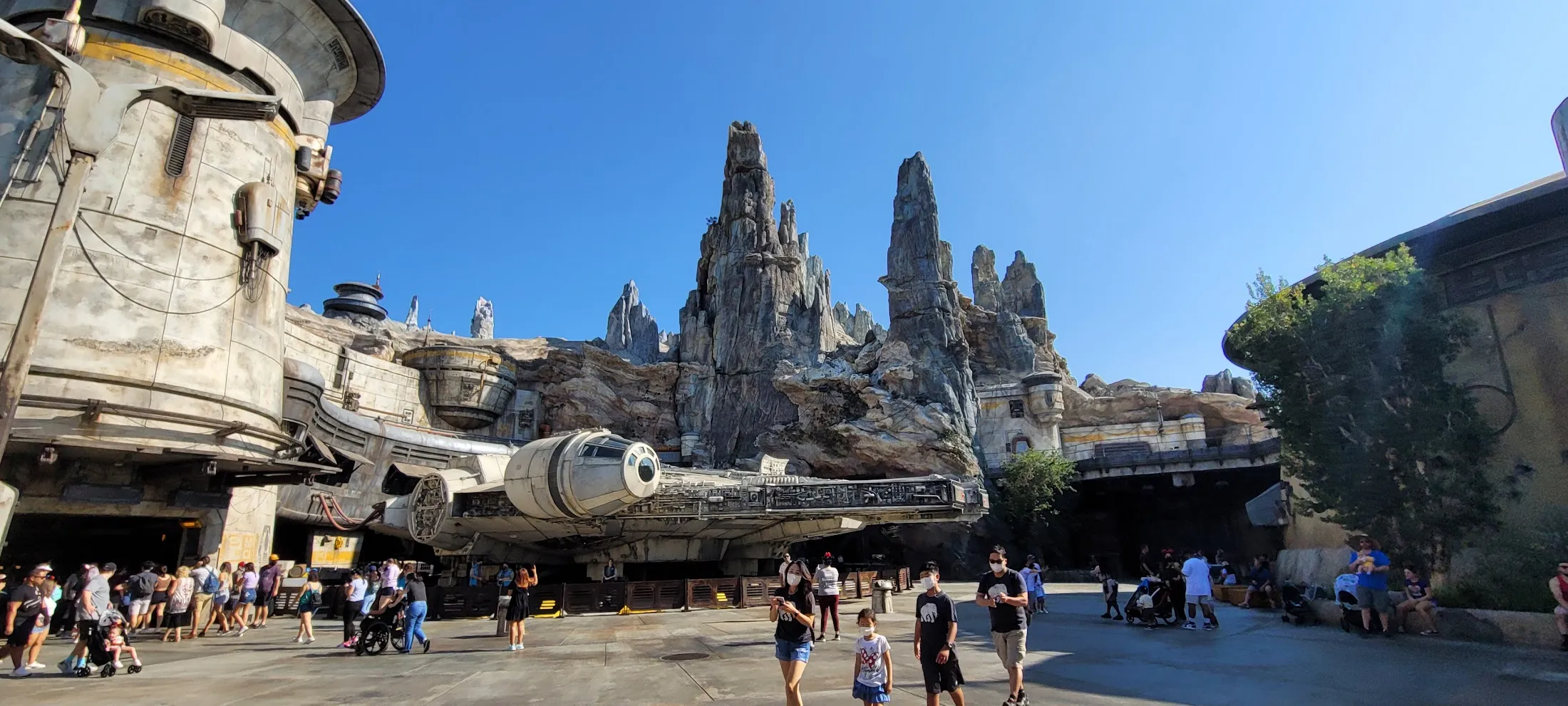 Concept art of animatronic Anzellan droidsmiths coming to Droid Depot at Disneyland's Star Wars: Galaxy's Edge